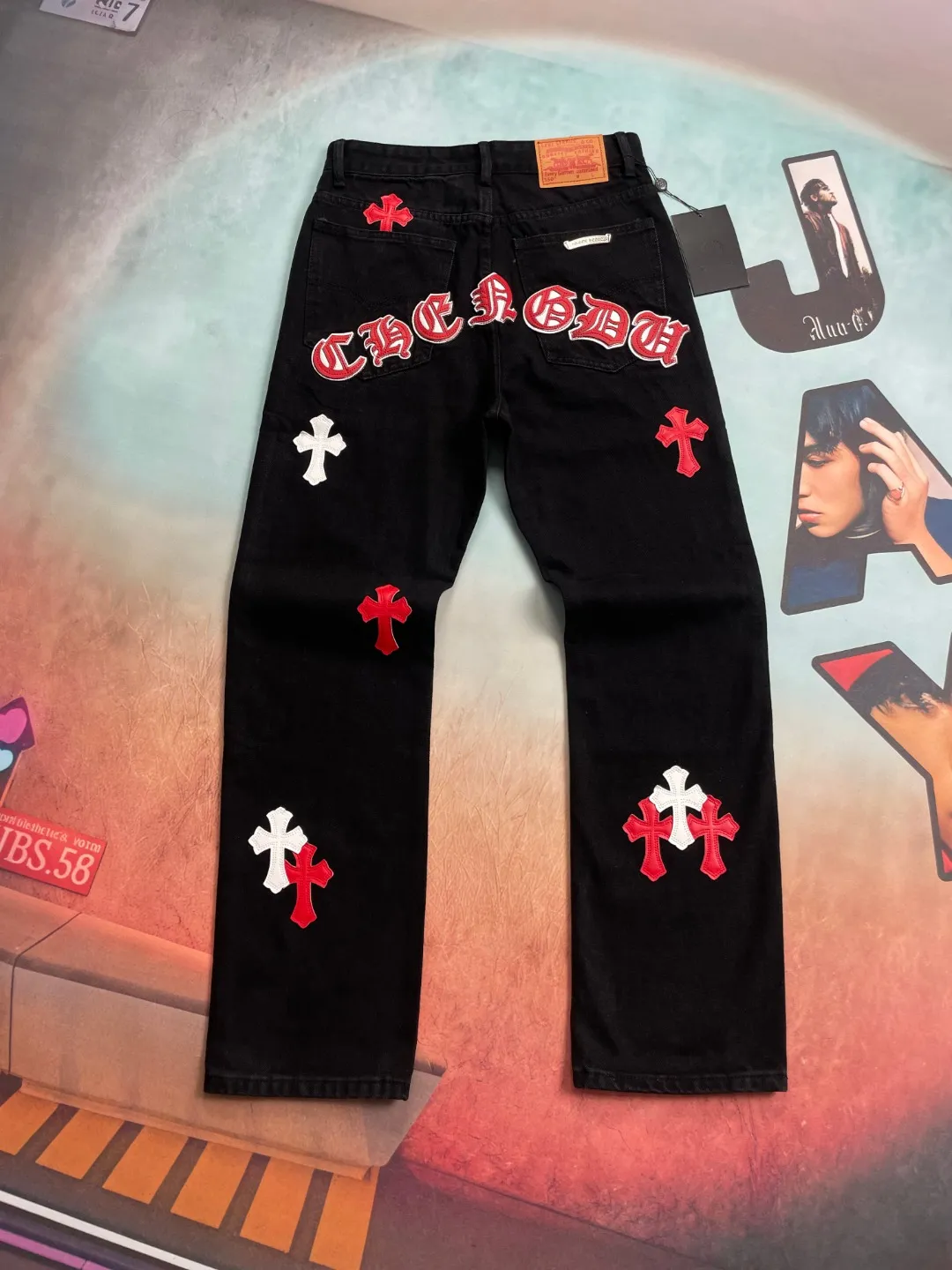 🅿️290 🔘Style No.-KL161 🔘Cross Heart𝐂𝐡𝐫𝐨𝐦𝐞 𝐇𝐞𝐚𝐫𝐭 City Limited Sanskrit Cross Patched Leather Jeans* These two pairs of Cros Heart city limited series jeans! This is an ultra-limited edition launched by Kroxin, a hard currency in the fashion circle! The overall material of the pants is classic black denim, which has a great texture, feels crisp yet soft, and is extremely durable. The colorful crosses and letter patterns on it are a highlight. The crosses come in orange, white, red and other colors. They are presented through exquisite embroidery technology. They are full of three-dimensionality, bright and not easy to fade. The letter patterns are also exquisitely embroidered, and they complement each other with the cross, which directly adds to the sense of fashion. In terms of production technology, Croxin has always strived for excellence. The wiring is very neat, every stitch is just right, and the hardware accessories are also customized, such as buttons and zippers. They are not only durable, but also have Croxin's iconic detailed design, which is full of high-end feeling. The shape is an unobtrusive straight design, which can well modify the shape of the legs. Whether you have thick or thin legs, they will look good on you. Moreover, this style is very versatile and can be easily worn in various styles. Here are some matching suggestions: Street style: Pair your upper body with a loose white hooded sweatshirt, a black Crocodile leather jacket, and a pair of black high-top Converse or Martin boots for a cool and handsome look. If you add Kroxin's silver necklace or ring, the overall look will be more complete. Casual chic: A simple short-sleeved T-shirt in a solid color, such as black, gray or white, will look great with these pants. Put on a pair of white Nike sneakers and carry a Crouching crossbody bag, and you will be both comfortable and fashionable on the street every day. Retro style: You can choose a floral shirt, tuck the hem into your pants, and pair it with a pair of retro western boots or designer shoes to instantly create a retro and personalized atmosphere. These pants are really a must-have fashion item, and they can also be matched as a pair for couples. You can pair them with your partner and be the center of attention when out on the street! If you like fashion, don’t miss it!  Size: S M L XL (28.30.32.34) Color: black with red, black with orange
